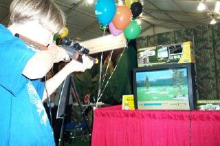 Παιδί παίζει βιντεοπαιχνίδι με όπλο