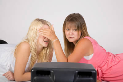 Κορίτσια βλέπουν τηλεόραση