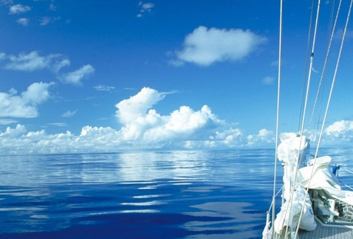 Ιστιοπλοϊκό σε ήρεμη θάλασσα